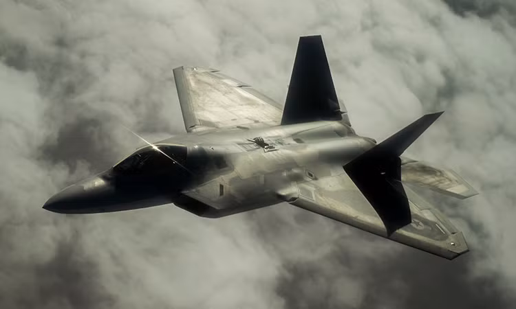 Giá thành của chiếc tiêm kích F-22 Raptor là hơn 400 triệu USD/ chiếc, biến nó thành chiếc tiêm kích đắt nhất thế giới. Và Mỹ cũng là quốc gia duy nhất sở hữu chiếc tiêm kích tàng hình này.