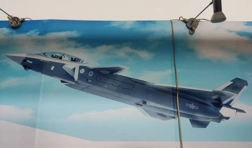 Để hỗ trợ tác chiến, trên J-20 cũng xuất hiện nhiều loại thiết bị điện tử hàng không hiện đại nhất, có thể kể đến như radar mảng quét điện tử, hệ thống nhắm mục tiêu, hệ thống tìm kiếm và khoá mục tiêu, v.v. Cho phép J-20 có phạm vi chiến đấu lên tới 2.000km.