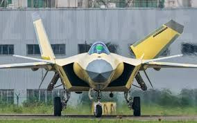 Còn về số lượng, chưa có bất cứ thông tin chính thức nào về việc có bao nhiêu chiếc J-20 trong biên chế Trung Quốc. Qua một vài nguồn tin, áng chừng Trung Quốc sẽ nhận 400-500 chiếc tiêm kích này và hiện nay đang có khoảng 90 chiếc xuất hiện trong lực lượng. Nguồn ảnh: Sina. 