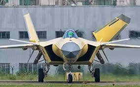 Còn về số lượng, chưa có bất cứ thông tin chính thức nào về việc có bao nhiêu chiếc J-20 trong biên chế Trung Quốc. Qua một vài nguồn tin, áng chừng Trung Quốc sẽ nhận 400-500 chiếc tiêm kích này và hiện nay đang có khoảng 90 chiếc xuất hiện trong lực lượng. Nguồn ảnh: Sina. 