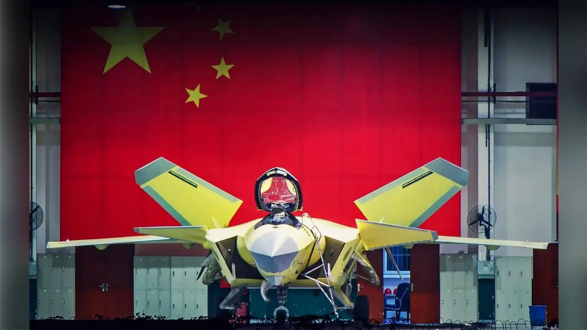 Chengdu J-20 với biệt danh “Uy Long”, đây là một tiêm kích tàng hình, chiến đấu cơ thế hệ thứ 5 của Trung Quốc. Các tiêm kích tàng hình này được Tập đoàn Hàng không Vũ trụ Thành Đô phát triển như một máy bay chiến đấu chiếm ưu thế trên không, lấy từ Chương trình J-XX những năm 1990. 