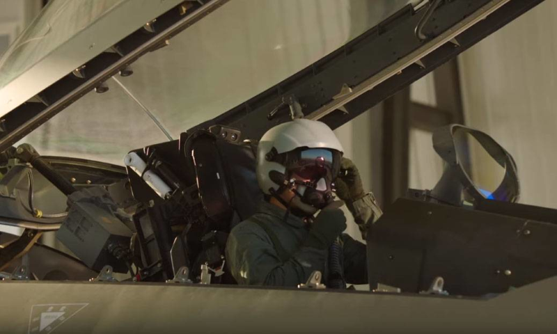 Ngoài ưu thế không chiến, việc này cũng sẽ giúp cho việc đào tạo, huấn luyện phi công của Trung Quốc cho tiêm kích J-20 này dễ dàng hơn. Các phi công trẻ có thể ở phía sau để làm quen vận hành hay học hỏi kinh nghiệm từ lái chính ngồi trước. 