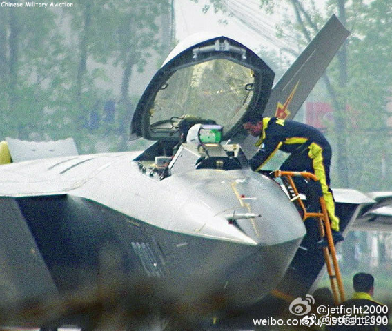 J-20 có 2 chỗ ngồi cũng sẽ là tiền đề cho việc cơ động hoá trong sử dụng máy bay không người lái (UAV) của Trung Quốc. Phi công thứ 2 của J-20 hoàn toàn có thể trở thành Trung tâm Chỉ huy cho phi đội UAV, nhận nhiệm vụ kiểm soát và điều khiển các UAV trợ chiến trong phối hợp tác chiến chiến thuật cho các chiến đấu cơ có người lái.