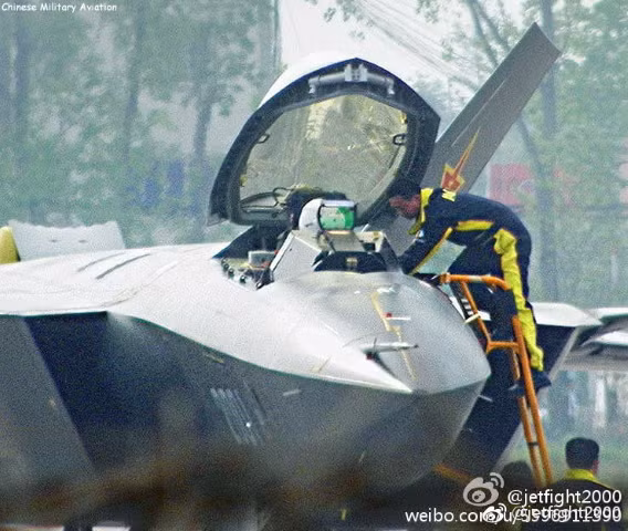 J-20 có 2 chỗ ngồi cũng sẽ là tiền đề cho việc cơ động hoá trong sử dụng máy bay không người lái (UAV) của Trung Quốc. Phi công thứ 2 của J-20 hoàn toàn có thể trở thành Trung tâm Chỉ huy cho phi đội UAV, nhận nhiệm vụ kiểm soát và điều khiển các UAV trợ chiến trong phối hợp tác chiến chiến thuật cho các chiến đấu cơ có người lái.