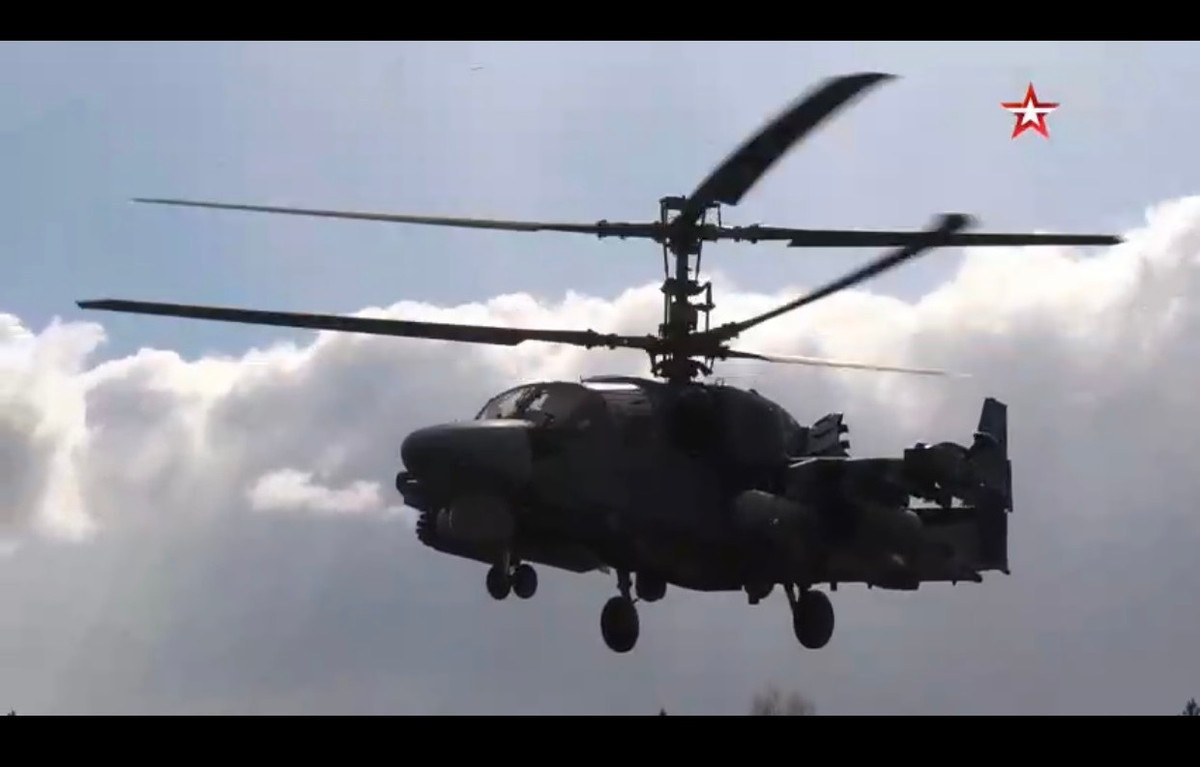 Cụ thể, với mẫu trực thăng chiến đấu Mi-28N của Nga, đây là một mẫu trực thăng được thiết kế hoàn toàn cho mục đích tấn công. Trong khi đó trực thăng Ka-52 lại có thiết kế đồng trục cực kỳ độc đáo. Nguồn ảnh: Truyền hình Zvezda.