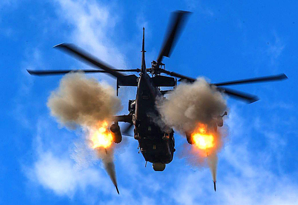 Còn nếu Ka-52 được trang bị dòng tên lửa chống tăng Shturm-BU, đây là dòng tên lửa có phần nhẹ nhàng hơn so với Vikhir-1 giúp các trực thăng tấn công Ka-52 có thể tăng cường khả năng cơ động của mình, song sẽ có một chút hạn chế khi chỉ đạt tầm bắn tối đa khoảng 5km, sức công phá cũng kém hơn, đạt mức xuyên khoảng 560mm thép, tuy nhiên nếu để chống lại các phương tiện thiết giáp hạng trung và nhẹ vẫn rất tối ưu. Nguồn ảnh: warfiles.ru.