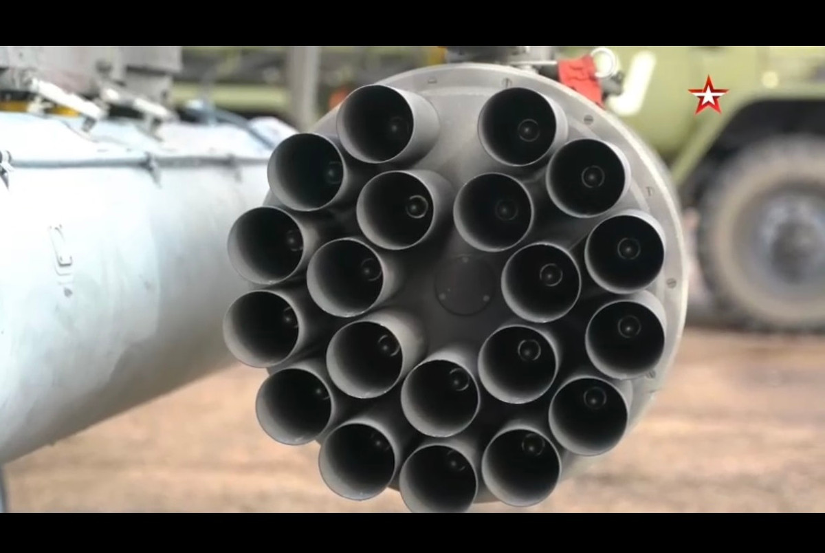 Tuy nhiên, sức mạnh thực sự của dòng trực thăng tấn công Mi-28N nằm ở khả năng chống tăng của nó, với tới 16 tên lửa chống tăng Ataka-V dẫn lệnh vô tuyến chuẩn xác được trang bị, tầm bắn tối đa đạt tới 8km, mang sức xuyên phá đầy uy lực, dễ dàng xuyên thủng tới 950mm thép sau khi phá giáp phản ứng nổ của xe tăng địch, mang khả năng “huỷ diệt” đối với mọi loại thiết giáp hiện hữu. Nguồn ảnh: Truyền hình Zvezda.