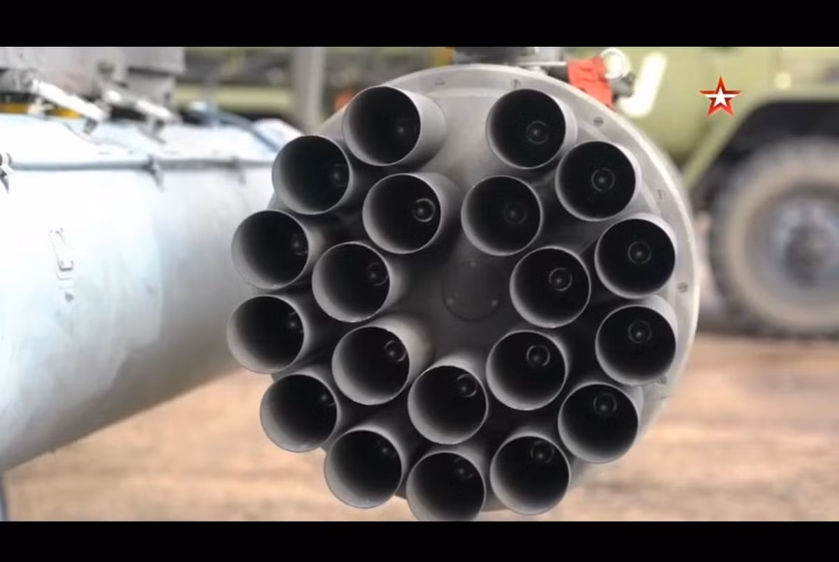 Tuy nhiên, sức mạnh thực sự của dòng trực thăng tấn công Mi-28N nằm ở khả năng chống tăng của nó, với tới 16 tên lửa chống tăng Ataka-V dẫn lệnh vô tuyến chuẩn xác được trang bị, tầm bắn tối đa đạt tới 8km, mang sức xuyên phá đầy uy lực, dễ dàng xuyên thủng tới 950mm thép sau khi phá giáp phản ứng nổ của xe tăng địch, mang khả năng “huỷ diệt” đối với mọi loại thiết giáp hiện hữu. Nguồn ảnh: Truyền hình Zvezda.