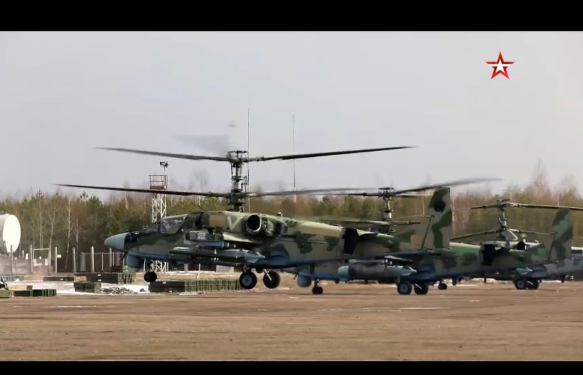 Cùng với đó chính là các loại bom và rocket được trang bị đi kèm, mỗi chiếc trực thăng Mi-28N hoàn toàn có thể tạo ra một đợt oanh tạc lớn trong khu vực, và đặc biệt nguy hiểm với lực lượng thiết giáp của Ukraine. Nguồn ảnh: Truyền hình Zvezda.