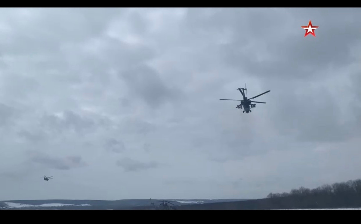 Qua đoạn video được chia sẻ bởi truyền hình Zvezda, có thể thấy dược 2 mẫu trực thăng “hung thần” mà Quân đội Nga sử dụng tái Ukraine là mẫu trực thăng chiến đấu Mi-28N và mẫu trực thăng Ka-52, cả 2 đều được biết đến như những “sát thủ diệt tăng” của Không quân Nga. Nguồn ảnh: Truyền hình Zvezda.