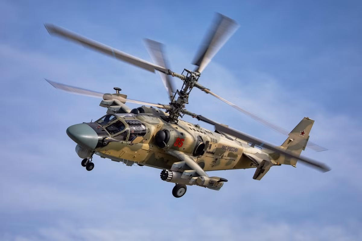 Hệ thống vũ khí của Ka-52 sẽ bao hàm sự xuất hiện của một khẩu súng tự động 30 ly 2A42 cùng 460 viên đạn, ngoài ra là 6 giá treo, mỗi giá được trang bị tới 4 tên lửa chống tăng dòng Vikhir-1 hay Shturm-BU định vị la-de đa kênh bán tự động mạnh mẽ. Nguồn ảnh: mocah.org.