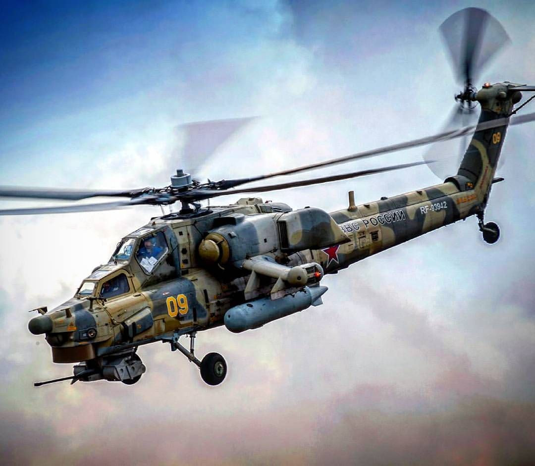 Về mặt vũ trang, Mil Mi-28N được thiết kế để mang theo tới 2,3 tấn tải vũ khí, bao gồm các loại bom, rocket, tên lửa và giá súng. Cùng với đó, sẽ có sự xuất hiện của một khẩu pháo hàng không Shipunov 2A42 cỡ nòng 30mm cùng 300 viến đạn ở dưới mũi mỗi chiếc trực thăng quân sự Mi-28N. Nguồn ảnh: Pinterest.