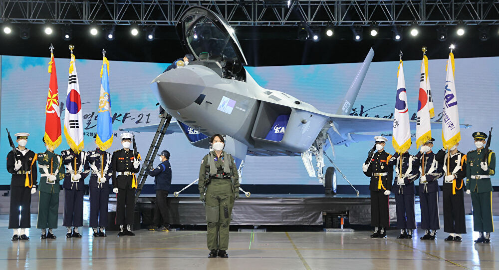 Trang bị vũ khí của KF-21 Boramae cũng là một điểm nói lên uy lực của nó. Với 10 điểm treo cứng ( sáu dưới cánh và bốn dưới thân ), KF21-Boramae trang bị cho mình đầy đủ tên lửa không đối không MBDA Meteor, AIM-120 AMRAAM, Diehl IRIS-T và AIM-9X Sidewinder, tên lửa không đối đất Kim Ngưu KEPD350 và AGM-65, tên lửa chống hạm AGM-84 Harpoon và một số loại tên lửa đang phát triển.