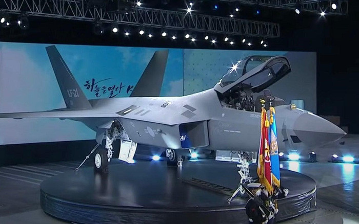 Tháng 4, tập đoàn Korea Aerospace Industries (KAI) của Hàn Quốc đã trưng bày mẫu thử nghiệm máy bay chiến đấu KF-21 Boramae.