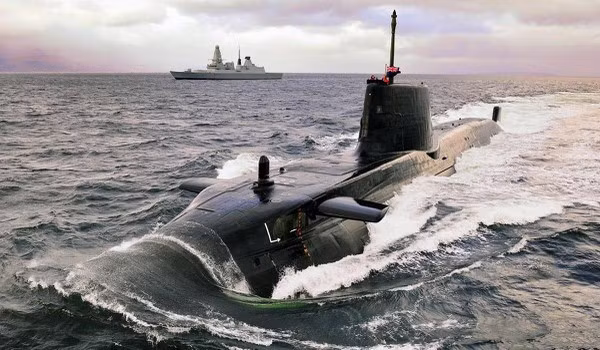 Một ưu thế tiềm tàng khác của tàu ngầm Astute, các tàu ngầm lớp này có số lượng thủy thủ đoàn nhỏ hơn. Cụ thể, Astute có từ 98-109 thủy thủ đoàn, ngược lại với Virginia thông thường cần sự xuất hiện của 135 thành viên. So sánh với Collin thì nhu cầu về hậu cần của Astute đã tăng ít nhất gấp đôi (Collin có 58 thủy thủ đoàn).