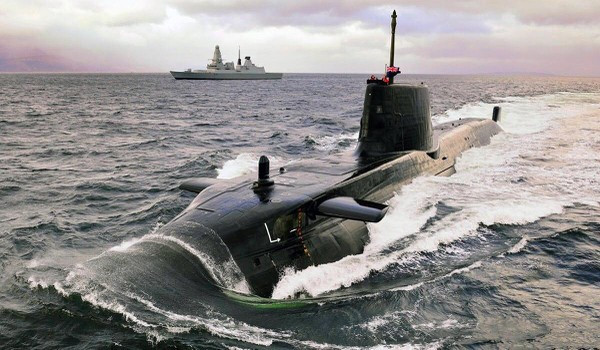 Một ưu thế tiềm tàng khác của tàu ngầm Astute, các tàu ngầm lớp này có số lượng thủy thủ đoàn nhỏ hơn. Cụ thể, Astute có từ 98-109 thủy thủ đoàn, ngược lại với Virginia thông thường cần sự xuất hiện của 135 thành viên. So sánh với Collin thì nhu cầu về hậu cần của Astute đã tăng ít nhất gấp đôi (Collin có 58 thủy thủ đoàn).