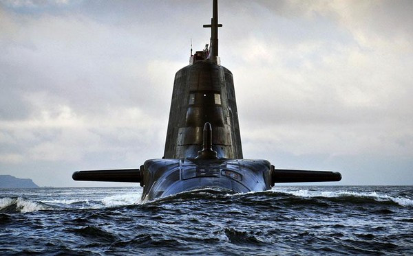 Về kích thước, Astute nhỏ hơn Virginia, nhưng vẫn phù hợp với một chiếc tàu ngầm hạt nhân tầm xa. Một nhược điểm, có lẽ đó là về lò phản ứng hạt nhân hiện tại của Astute là PWR2 đã ngừng sản xuất. Điều đó có thể thay thế bằng PWR3 hay lò phản ứng hạt nhân của Mỹ, nhưng vẫn làm gián đoạn quá trình hoàn thiện.