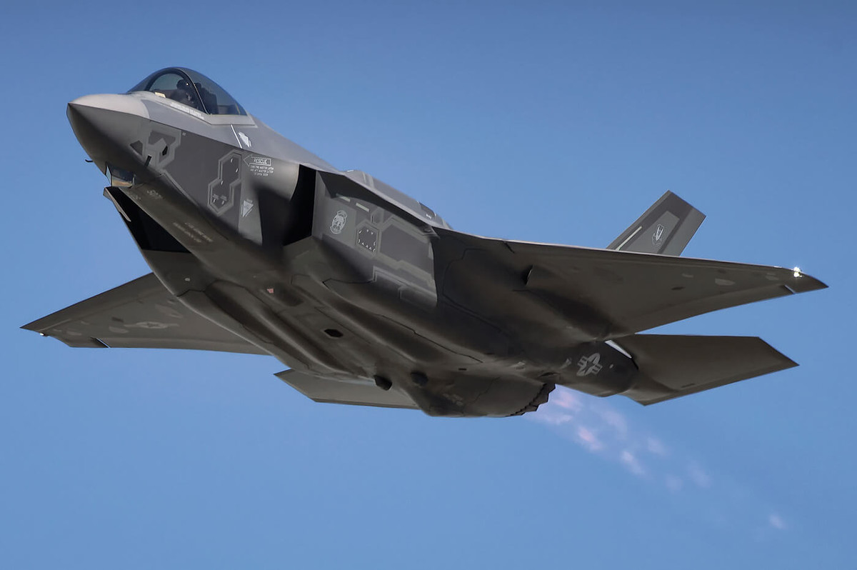 Kết hợp với các loại vũ khí kể trên, F-35 được Mỹ phát triển với nền tảng công nghệ tân tiến, hệ thống tác chiến điện tử của chúng đảm bảo được độ chính xác cao và bán kính chiến đấu có thể lên tối đa hơn 1.400km, đem lại rất nhiều ưu thế trong công cuộc tác chiến trên không. Nguồn ảnh: skiesmag.com.