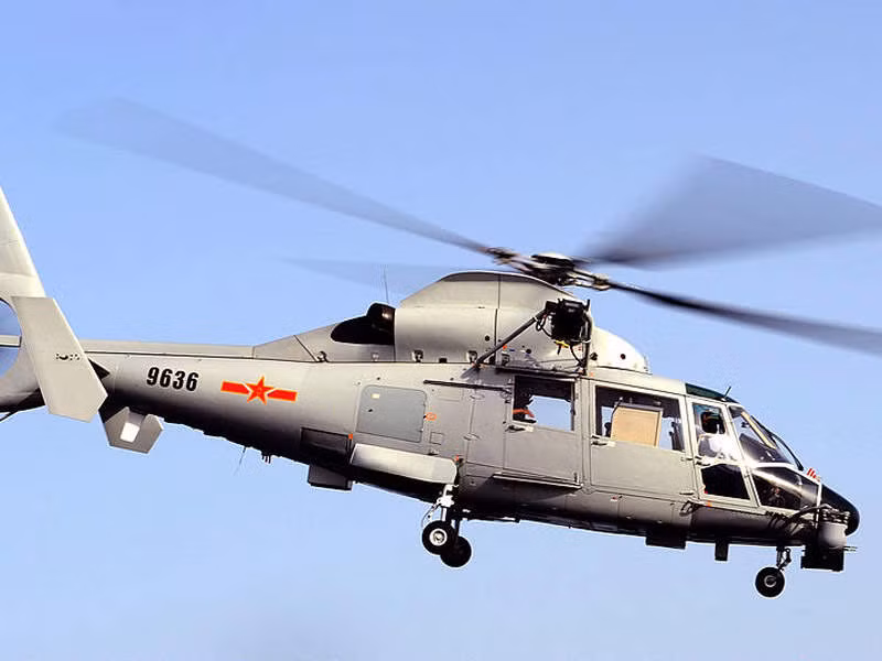 Theo các báo cáo, tàu khu trục lớp Type 055 cũng được dự trù cho việc mang theo 2 máy bay trực thăng hải quân hạng trung để hỗ trợ công tác trên biển, với đầy đủ kho chứa và bãi đáp trực thăng.