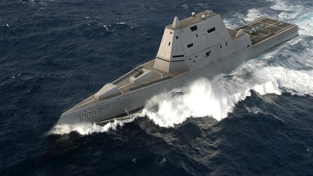 Lớp Type 055 này của Trung Quốc cũng được đánh giá là chỉ thua sau mỗi tàu tàng hình lớp Zumwalt của Mỹ về năng lực tác chiến biển, tuy nhiên thì Zumwalt của Mỹ cũng vượt trội hơn về trọng lượng và được thiết kế phù hợp tấn công đổ bộ hơn.