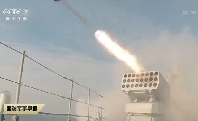 Cận cảnh bệ phóng SAM thực hiện nhiệm vụ của nó trên Type 055.