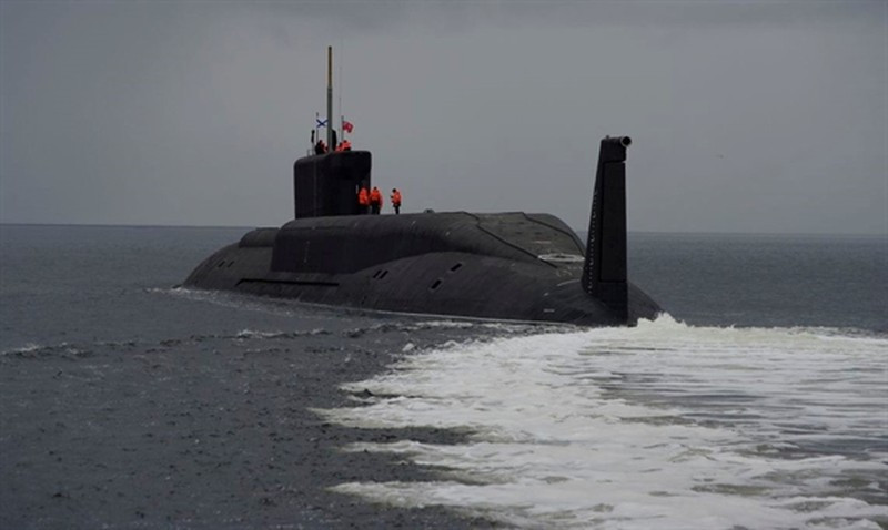 Chỉ mang tải trọng choán nước tối đa đạt 24 tấn so với 48 tấn, 107 thuỷ thủ đoàn kèm kĩ thuật viên thay vì 160 người, với kích thước là 170x13.5m.