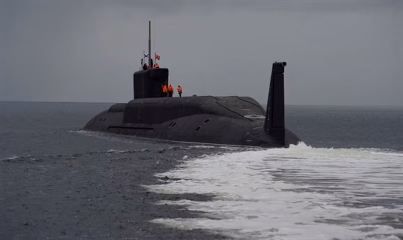 Chỉ mang tải trọng choán nước tối đa đạt 24 tấn so với 48 tấn, 107 thuỷ thủ đoàn kèm kĩ thuật viên thay vì 160 người, với kích thước là 170x13.5m.