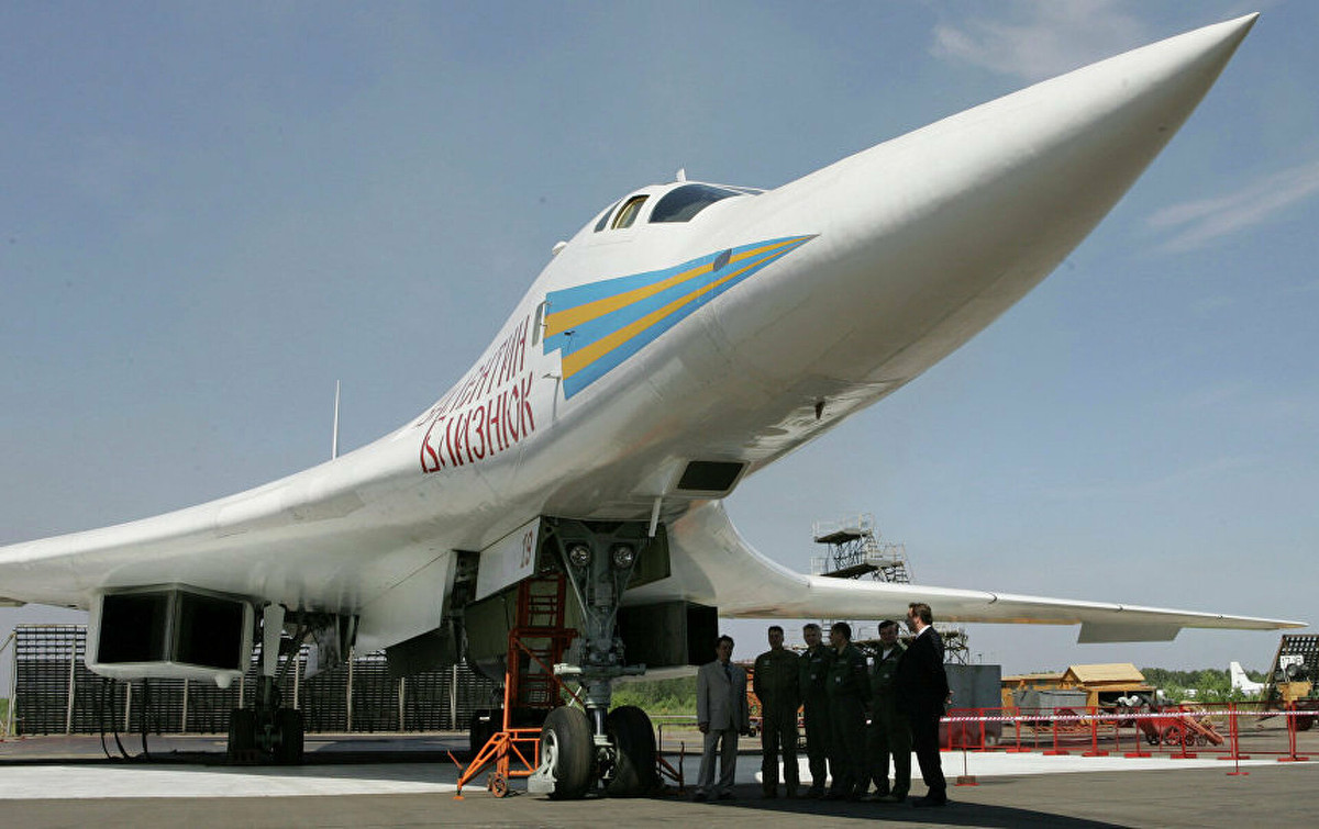 Đi kèm với hoả lực hạng nặng cũng như khả năng bay nhanh nhất trong phân khúc, oanh tạc cơ Tu-160M tối tân của Nga còn đông thời sỡ hữu danh hiệu khác, là một máy bay ném bom to lớn nhất và mạnh nhất thế giới, với trọng lượng cất cánh tối đa đạt tới khoảng 275 tấn, vượt trội với các đối thủ. Nguồn ảnh: Sputnik.