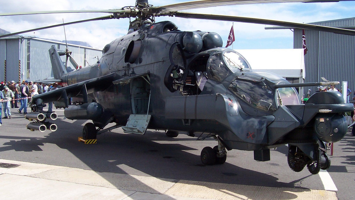 Ngay cửa khoang vận tải của trực thăng Mi-24 sẽ có sự xuất hiện của một khẩu đại liên PKB, nhằm bảo vệ tốt hàng hoá trong chuyến bay và có thể bổ sung hoả lực trong chiến sự. Nguồn ảnh: wallls.com.