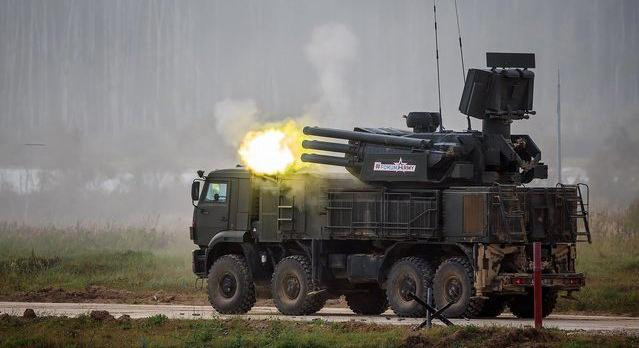 Với hai kênh dẫn đường này cho phép Pantsir-S1 tấn công hai mục tiêu cùng lúc. Pantsir S1 lắp đặt 12 ống phóng chứa tên lửa đất đối không 57E6 hoặc 57E6-E với tầm bắn tối đa 20km, độ cao bắn hạ 15km.