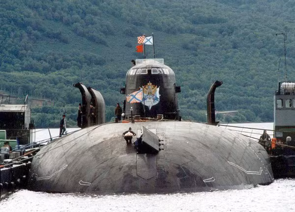 Với việc Hải quân Nga thường xuyên triển khai các tàu ngầm hạt nhân thì việc mang theo Zircon sẽ là một mối đe doạ đáng lo ngại. Vì khi đó, tàu ngầm của Nga sẽ không cần phải tiếp cận quá gần với các phương tiện tác chiến chống tàu ngầm của đối phương – đồng thời sẽ khiến tất cả tàu ngầm đối phương phải “đau đầu” trong công tác đánh chặn Zircon.