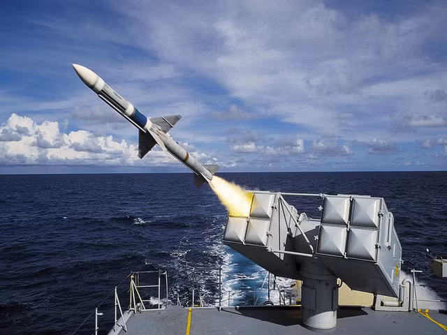 Kitty Hawk cũng sở hữu vũ trang rất mạnh với 24 tên lửa đối không Sea Sparrow và RIM-116 Rolling Airframe, được trang bị cả hệ thống phòng thủ tầm gần Phalanx CIWS.