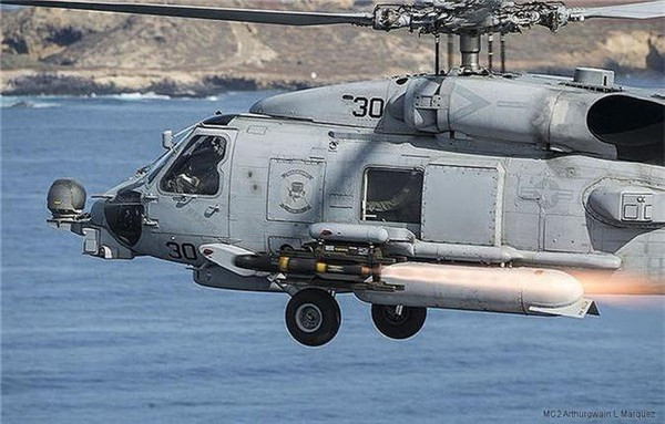 Thiết kế của Sikorsky MH-60R Seahawk kết hợp tinh hoa của các trực thăng săn ngầm SH-60B, SH-60F và nâng cấp hệ thống điện tử hàng không, cho phép đảm nhiệm nhiệm vụ đa dạng hơn bên cạnh khả năng chống ngầm.