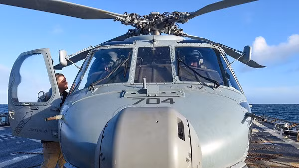 “Thợ săn ngầm” MH-60R được trang bị cảm biến tìm dò và chỉ thị mục tiêu hồng ngoại (FLIR), radar khẩu độ tổng hợp có khả năng phát hiện các mục tiêu nhỏ trên mặt nước, cảm biến dò tìm và phát hiện tàu ngầm.