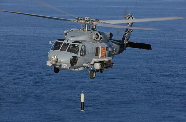 Khi trinh sát, MH-60R thả hệ thống định vị thủy âm AN/AQS-22 xuống nước bằng dây cáp, phát tín hiệu siêu âm để dò tìm tàu ngầm đối phương; hoặc thả xuống nước phao định vị thủy âm phát sóng dò tìm tàu ngầm và gửi tín hiệu thu được về tàu thông qua liên lạc vệ tinh.