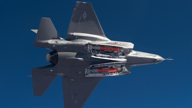 Với tải trọng khá lớn, dù chưa được trang bị B61-12 đi chăng nữa thì F-35 vẫn đã và đang sở hữu hệ thống vũ trang tối tân cực mạnh. Tiêm kích này có thể mang theo tối đa tận 8.1 tấn bom, tên lửa và vũ khí các loại.