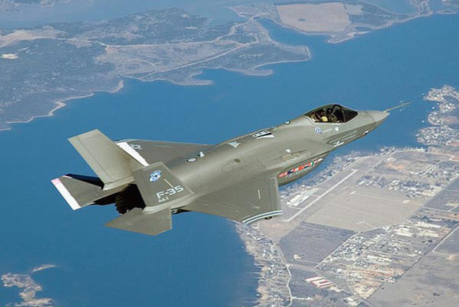 Đặc tính khác của F-35 có thể kể đến, tiêm kích tàng hình này có thể đánh đổi khả năng tàng hình của nó để có mang thêm nhiều tên lửa và bom hơn, hoặc có thể là các thùng nhiên liệu phụ để kéo dài tầm bay hơn.