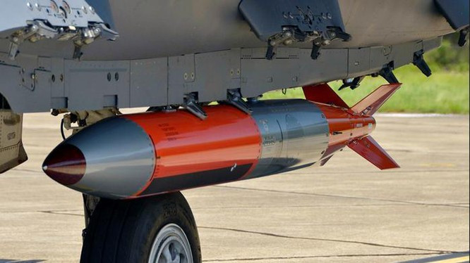 Dòng bom hạt nhân B61 có tương đối nhiều phiên bản, siêu bom B61-12 này là một trong số đó. Các phiên bản B61 sẽ có nhiều mức công phá khác nhau, từ 0,3-1,5 kiloton cho đến 10 và 50 kiloton.