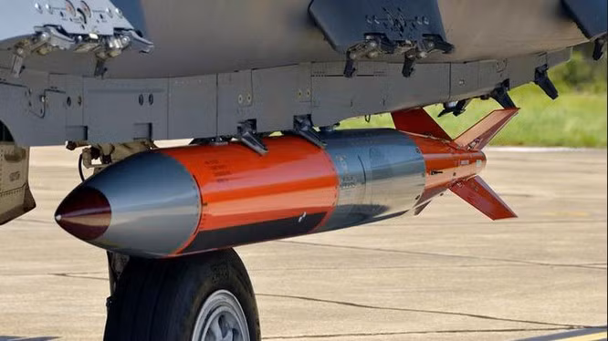 Dòng bom hạt nhân B61 có tương đối nhiều phiên bản, siêu bom B61-12 này là một trong số đó. Các phiên bản B61 sẽ có nhiều mức công phá khác nhau, từ 0,3-1,5 kiloton cho đến 10 và 50 kiloton.