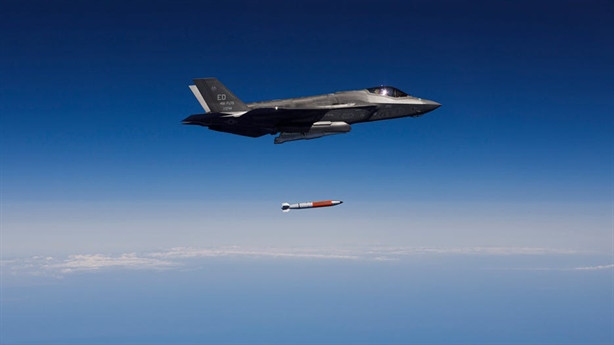 Các loại tên lửa xuất hiện trên F-35 được biết tới bao gồm AIM-120 AMRAAM, AIM-9X Sidewinder hay AIM-132 ASRAAM. Còn có tên lửa đối không MBDA Meteor đang được cải biên để có thể trang bị trong thân của F-35.