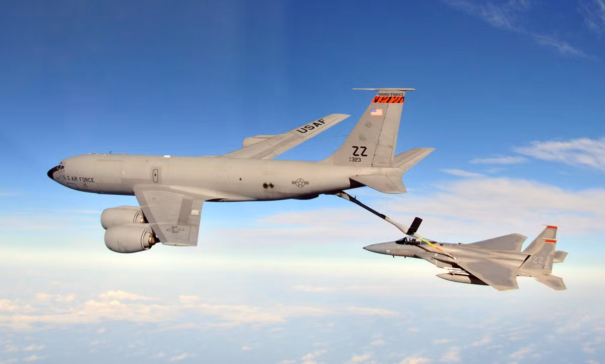 Và trước đây, RSAF cũng đã từng thử sử dụng cả các Boeing KC-135 Stratotanker để làm nhiệm vụ tiếp nhiên liệu. Nhưng sau quãng thời gian ngắn, cả 4 chiếc Singapore sở hữu đều được bán cho Meta Aerospace.