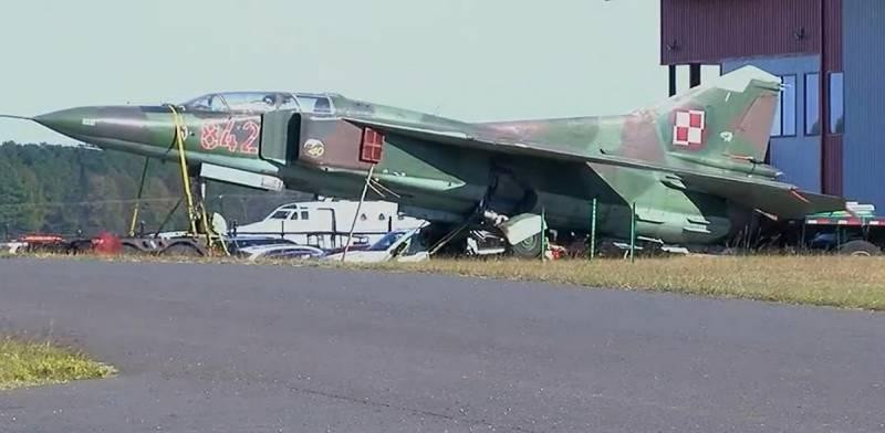 Hóa ra những chiếc máy bay chiến đấu siêu thanh cánh cụp cánh xòe này được mua bởi một công ty tư nhân của Mỹ có cái tên khá kỳ lạ là Unknown Aircraft Company đóng trụ sở ở Đông Âu.