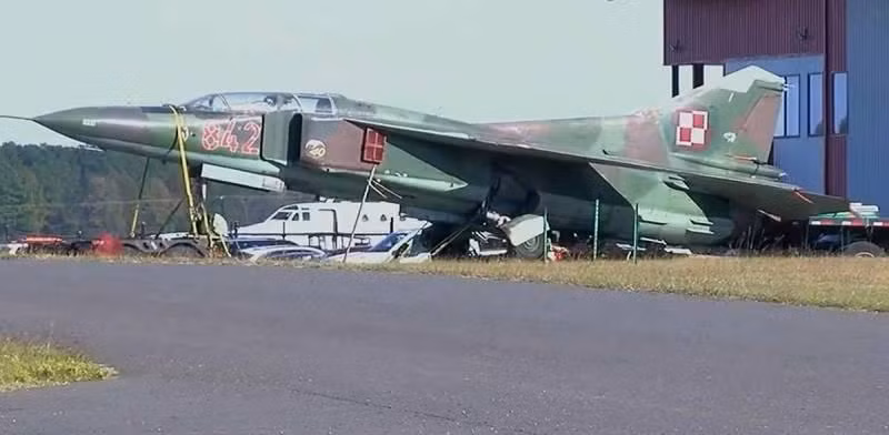 Hóa ra những chiếc máy bay chiến đấu siêu thanh cánh cụp cánh xòe này được mua bởi một công ty tư nhân của Mỹ có cái tên khá kỳ lạ là Unknown Aircraft Company đóng trụ sở ở Đông Âu.