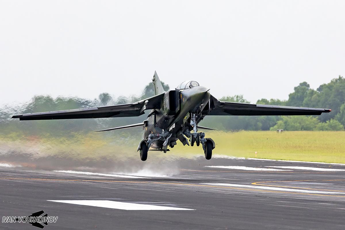 hiết kế đặc biệt với đôi cánh có khả năng thay đổi hình dạng và động cơ mạnh mẽ khiến MiG-23 trở nên rất linh hoạt ở các dải độ cao khác nhau, nó đạt tới vận tốc lớn nhất là Mach 2,35.