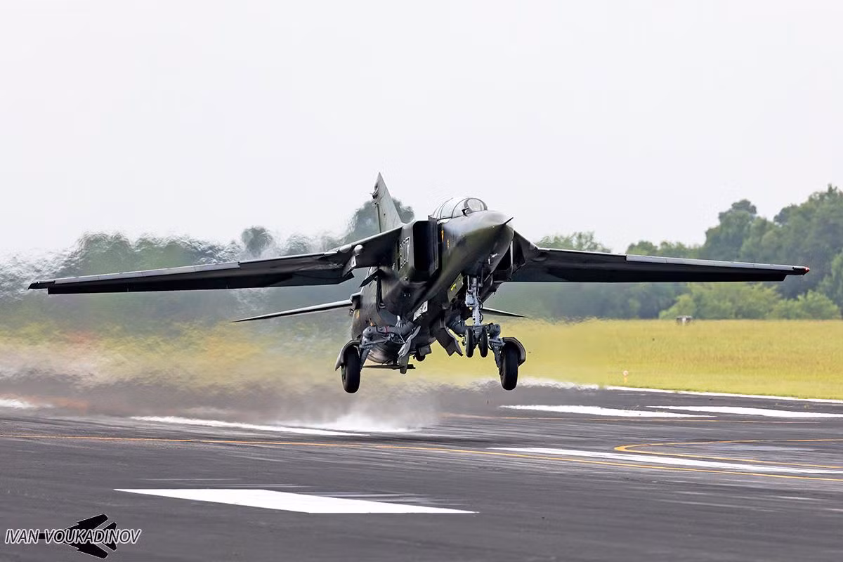 hiết kế đặc biệt với đôi cánh có khả năng thay đổi hình dạng và động cơ mạnh mẽ khiến MiG-23 trở nên rất linh hoạt ở các dải độ cao khác nhau, nó đạt tới vận tốc lớn nhất là Mach 2,35.