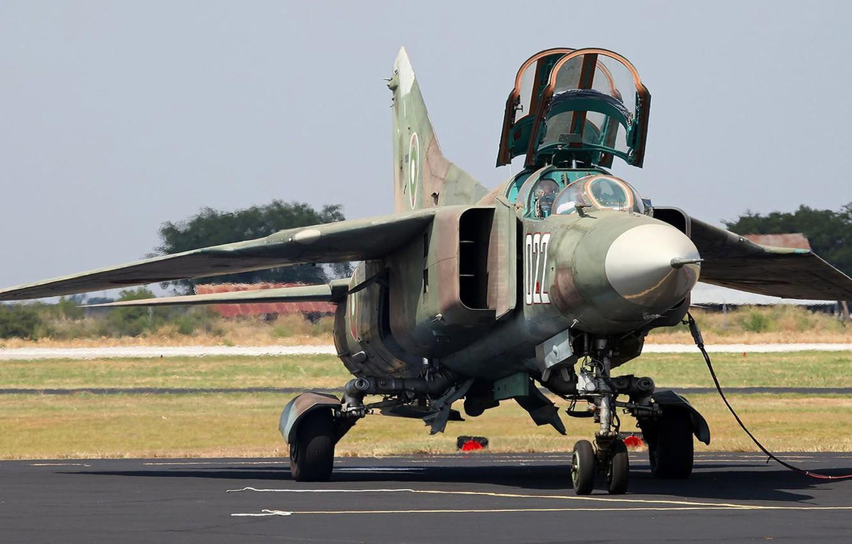 heo thông báo, chiếc MiG-23 đầu tiên của Không quân Mỹ thuộc phi đội 4477 đã hạ cánh xuống Tonopah vào ngày 1/11/1980. Toàn bộ máy bay chiến đấu của Liên Xô đang phục vụ trong phi đội Đại bàng Đỏ.