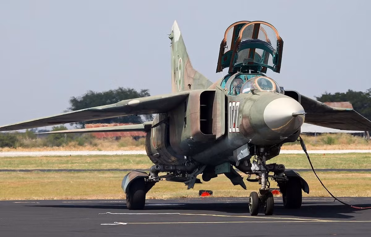 heo thông báo, chiếc MiG-23 đầu tiên của Không quân Mỹ thuộc phi đội 4477 đã hạ cánh xuống Tonopah vào ngày 1/11/1980. Toàn bộ máy bay chiến đấu của Liên Xô đang phục vụ trong phi đội Đại bàng Đỏ.