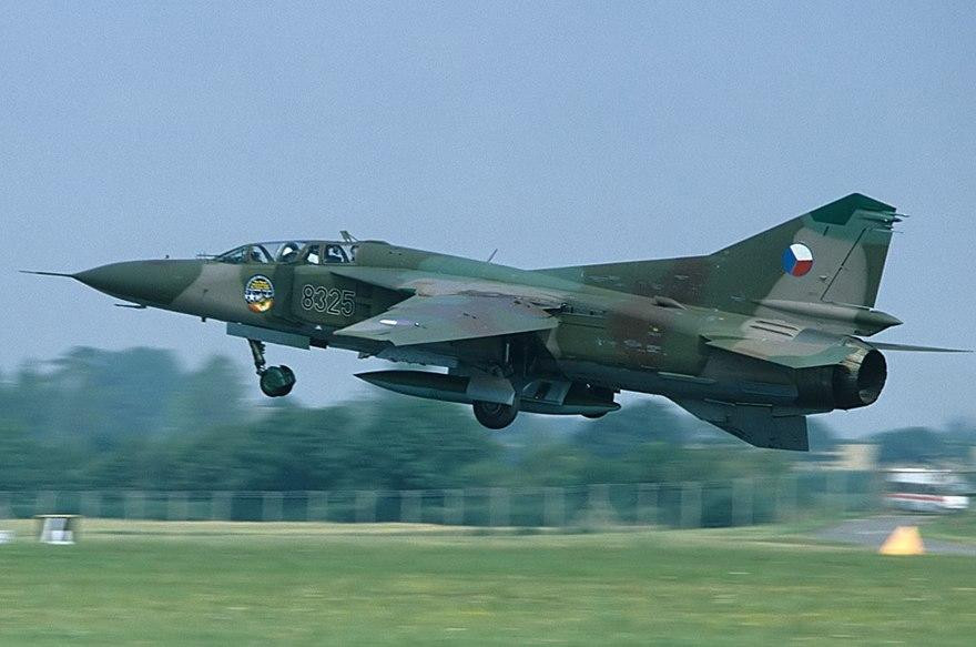 Thời kỳ Chiến tranh Lạnh, chiến đấu cơ MiG-23 từng được xem là đối trọng số 1 với dòng chiến đấu cơ F-16 đời đầu hay chiếc Tonardo của không quân một số quốc gia thuộc khối Hiệp ước Bắc Đại Tây Dương - NATO.