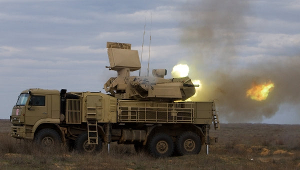 Hệ thống phòng không này có thể mang theo tới 12 tên lửa đất đối không dẫn đường với vụ khí phụ đi kèm là 2 khẩu pháo tự động 2A38M cỡ nòng 30mm với 700 viên đạn các loại tuỳ mục đích đánh chặn mục tiêu. Tốc độ bắn tối đa của khẩu pháo này có thể lên tới 2.500 phát/phút và tầm bắn đạt 4km.