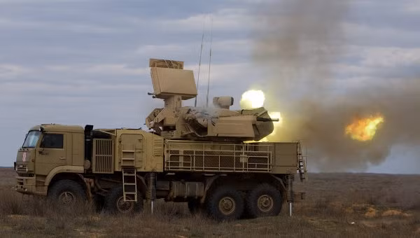 Hệ thống phòng không này có thể mang theo tới 12 tên lửa đất đối không dẫn đường với vụ khí phụ đi kèm là 2 khẩu pháo tự động 2A38M cỡ nòng 30mm với 700 viên đạn các loại tuỳ mục đích đánh chặn mục tiêu. Tốc độ bắn tối đa của khẩu pháo này có thể lên tới 2.500 phát/phút và tầm bắn đạt 4km.